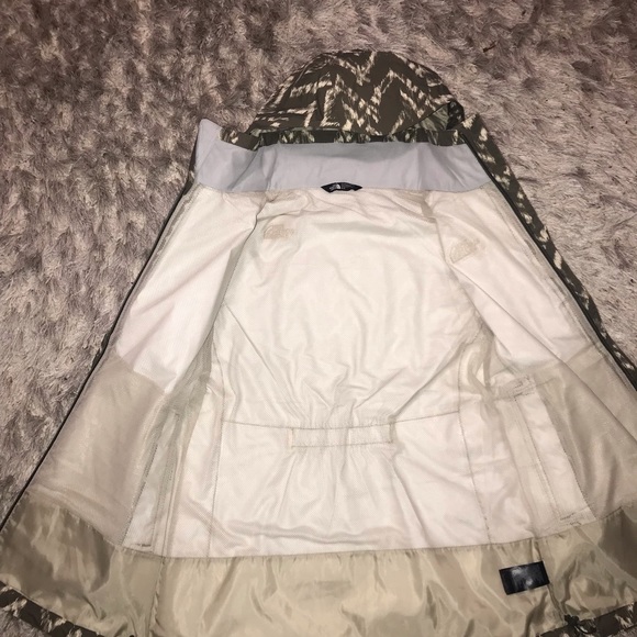 Northface Resolve Parka - - Picture 2 of 4